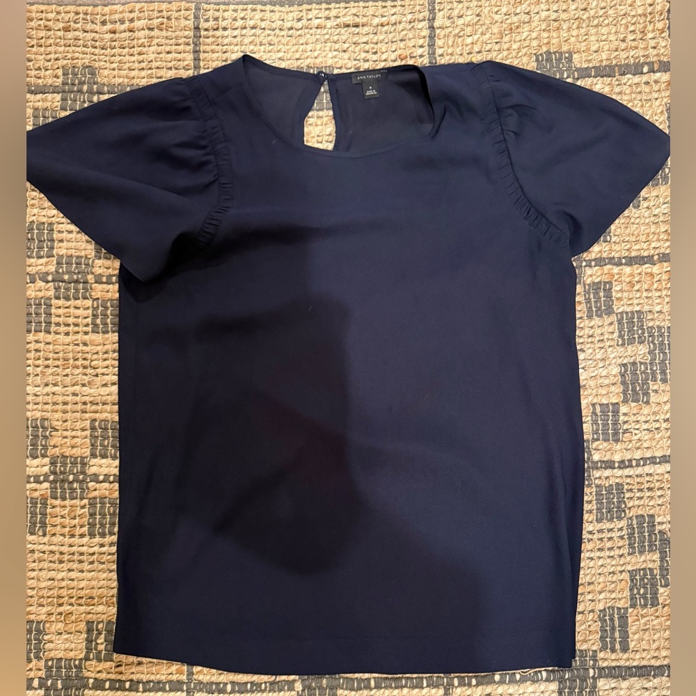 Ann Taylor Navy Short Sleeve back Keyhole Top women’s size M